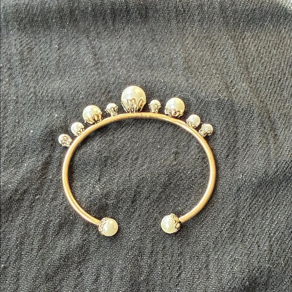 NWT Elegant Gold Pearl Bracelet